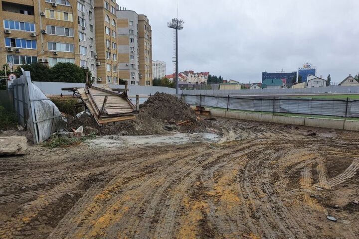 Реконструкция стадиона «Спартак»: жильцы соседних домов опасаются, что 1 сентября дети пойдут в школу «козьими тропами»