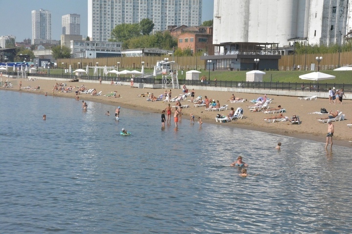 «Режим тархуна». В последние жаркие дни лета на новом саратовском пляже всё ещё действует запрет на купание