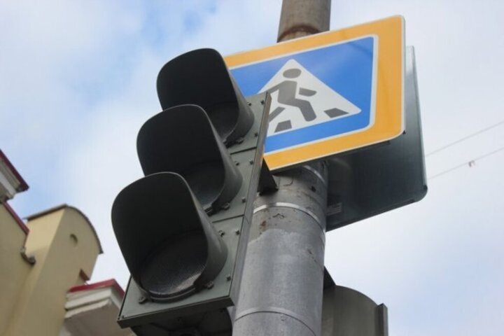 В Солнечном-2 через неделю появится новый светофор, у школ — сотни новых знаков и «лежачие полицейские»