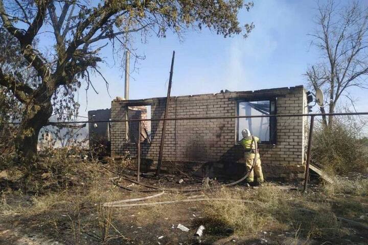 Жара в Саратовской области. Масштабный пожар добрался до села и уничтожил два дома, для тушения другого возгорания задействовали поезд