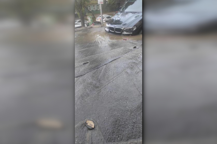 В Саратове BMW провалилась в яму с водой: коммунальщики пообещали выехать на место 