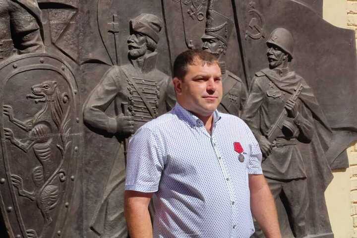 «Выносили раненых боевых товарищей»: военного из Энгельса, который участвовал в спецоперации на Украине, наградили медалью