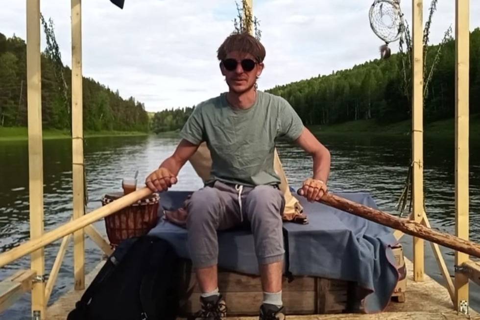 Музыкант из Нижнего Тагила приплыл в Саратов на самодельном плоту и рассказал о своем путешествии, реакции местных жителей и быте на воде (фото, видео)