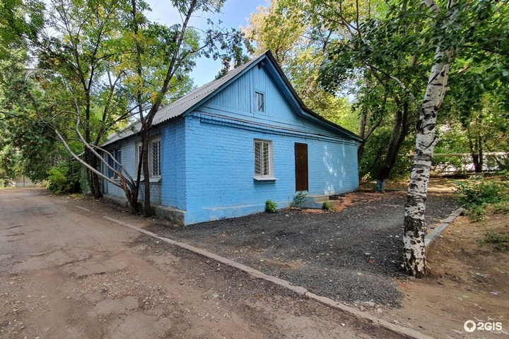 Дом рядом с площадью Героев Донбасса и ещё два жилых строения в Саратове признали аварийными: назначены даты сноса