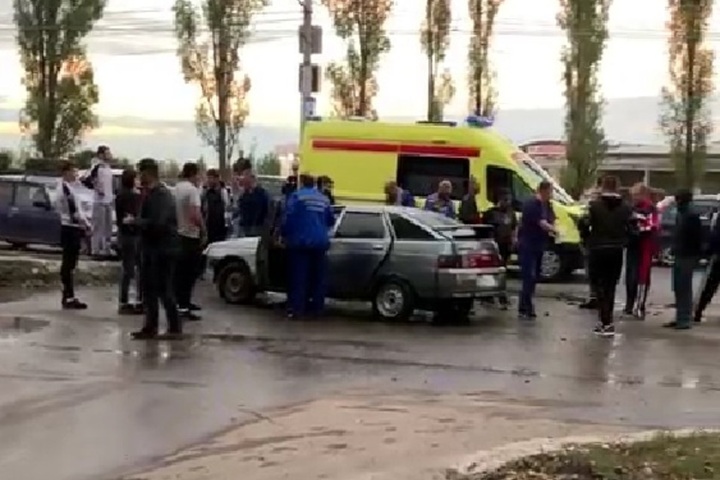 В результате столкновения «двенадцатой» и Citroen на Московском шоссе госпитализирован 39-летний пассажир легковушки: ее водитель скрылся