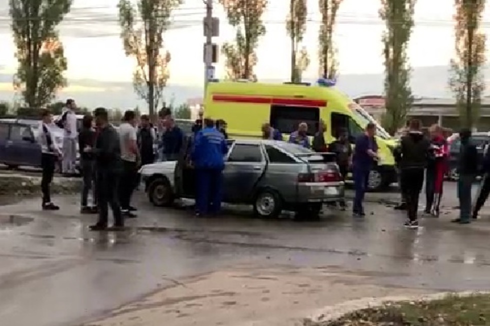 В результате столкновения «двенадцатой» и Citroen на Московском шоссе госпитализирован 39-пассажир легковушки: ее водитель скрылся