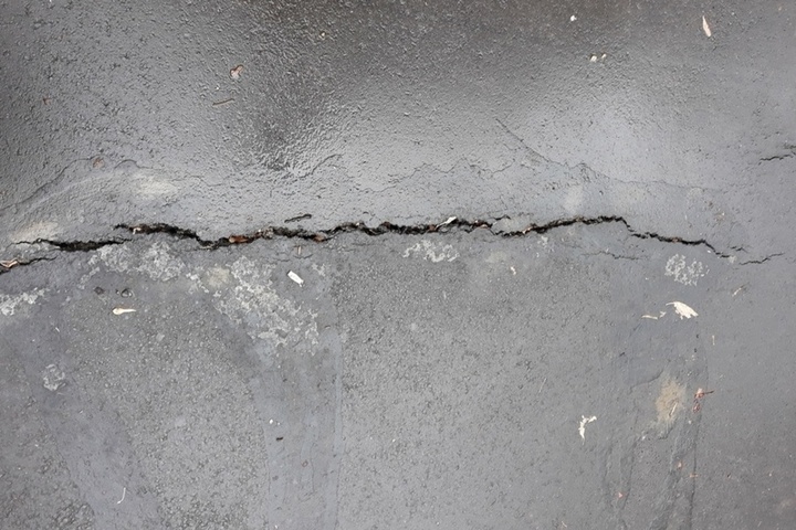 «Практически по всей длине дал трещину»: горожане обратили внимание на разрушающийся тротуар, отремонтированный всего несколько месяцев назад