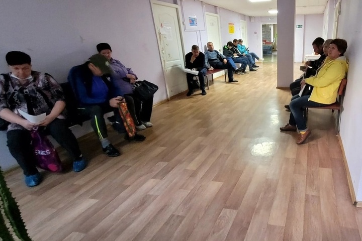 Житель Балаково рассказал, что на приём к терапевту в поликлинике нужно сидеть в очереди по четыре часа 