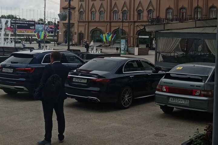 На проспекте Столыпина Mercedes, Audi и ВАЗ грубо нарушили правила парковки: нашли и оштрафовали пока только студентку на «двенадцатой»