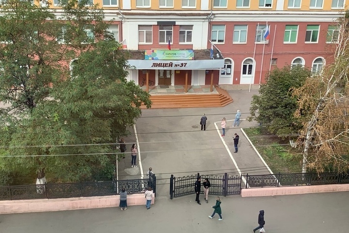 Третий день подряд в Саратове эвакуируют школы и садики