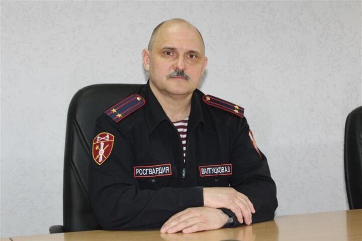 Суд оставил под стражей обвиняемого в получении взяток подполковника Росгвардии Анатолия Валгуцкова