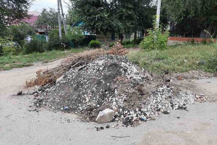 «Куски асфальта, бордюра, ветки»: в Кировском районе после ремонта тротуара полмесяца лежит мусор