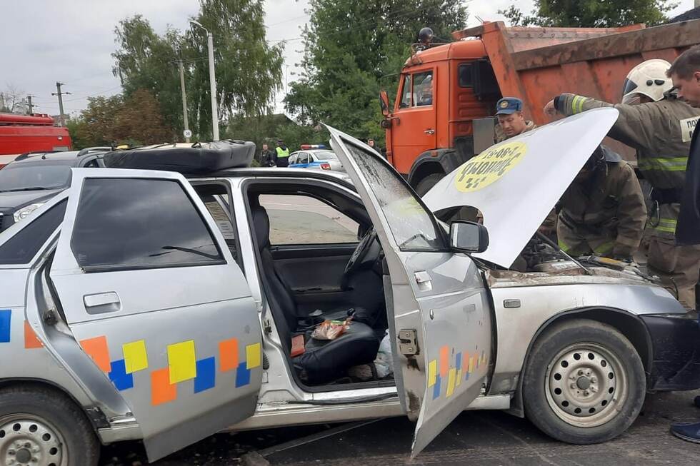 В Петровске пожилые пассажиры такси попали в ДТП с КамАЗом