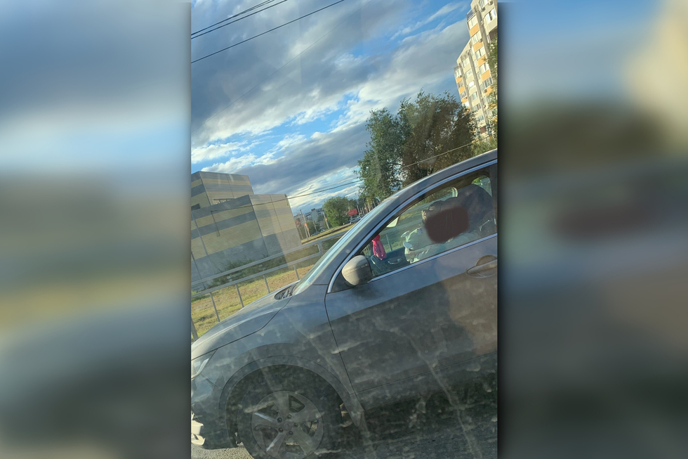 В Балаково заметили женщину с грудным ребенком за рулем машины