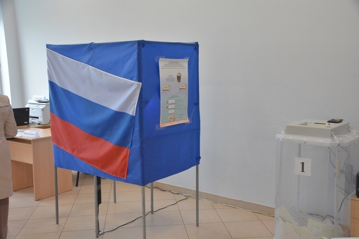 На избирательном участке Ленинского района заметили поврежденную урну для голосования. В ТИК сообщили, признают ли бюллетени недействительными