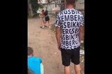 «В лицо бей»: в соцсети опубликовали видео, на котором группа подростков наблюдает за дракой двух девочек в Энгельсе