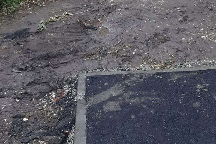 В Заводском районе новый тротуар внезапно кончается посреди грязного пустыря