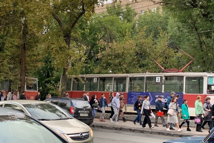 «Как будто всё делают, чтобы выручку автобусам повысить»: горожан возмутила остановка трамваев самого популярного маршрута в час пик