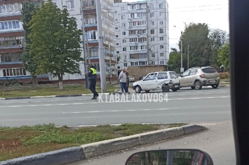 В Балаково после столкновения двух автомобилей в больницу попали девочка и 33-летняя женщина