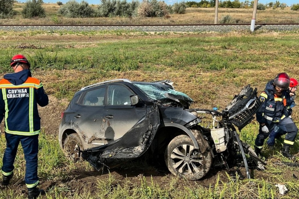 На Саратовской кольцевой автодороге водитель иномарки погиб при столкновении со столбом