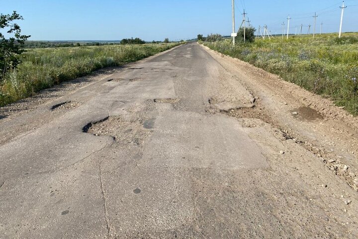 Многострадальную дорогу к селу Поповка в «новом Саратове» снова подвергли ямочному ремонту (но чиновники обещают подумать о нормальных работах в следующем году)