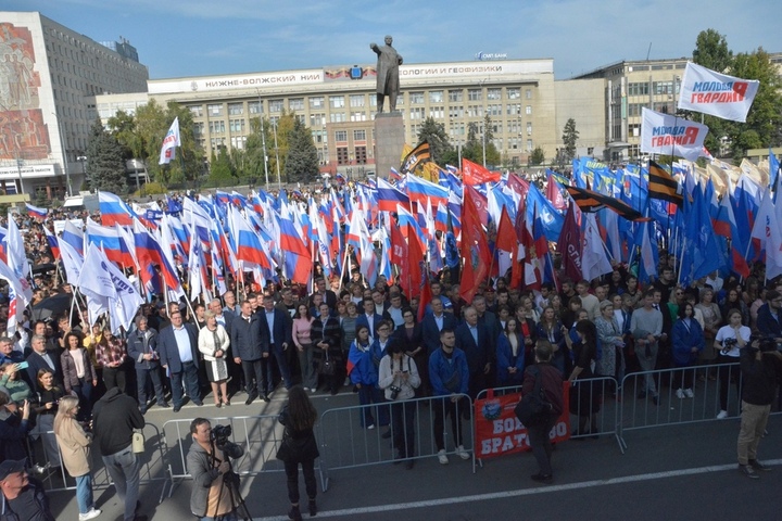 Тысячи саратовцев пришли на митинг в поддержку спецоперации и референдумов