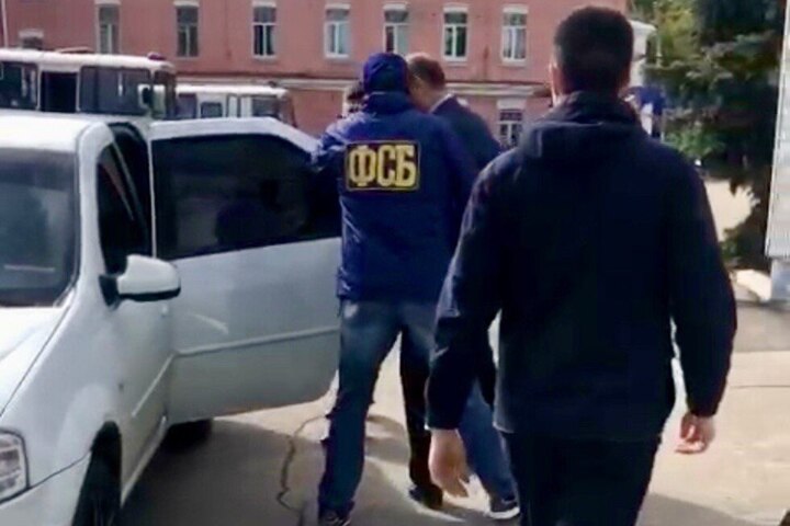В Саратове задержали полицейского при попытке получить взятку в размере три миллиона рублей