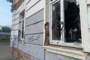 «В него легко затащить»: горожанин рассказал об опасном здании в центре Саратова