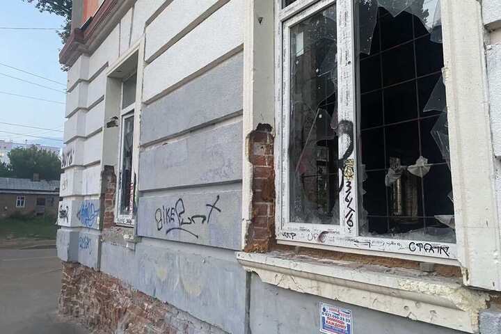 «В него легко затащить»: горожанин рассказал об опасном здании в центре Саратова