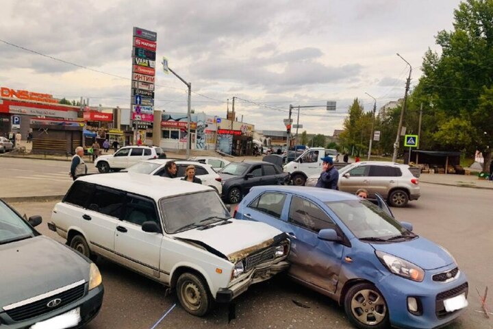 В массовом ДТП в Саратове пострадали две женщины