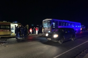 В Саратове рейсовый автобус врезался в КамАЗ: госпитализированы пять человек