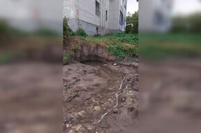 «А платить нам придётся»: жительница посёлка Тепличный рассказала, что у дома две недели течёт вода