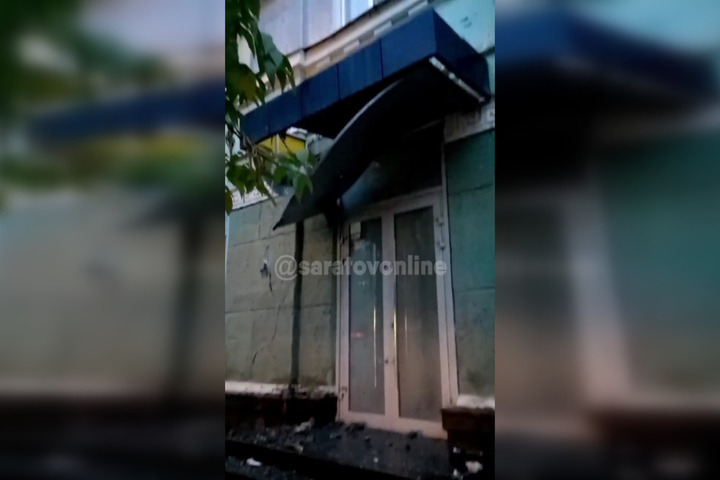Горожанка рассказала о разрушающемся аварийном доме в центре Саратова (видео)
