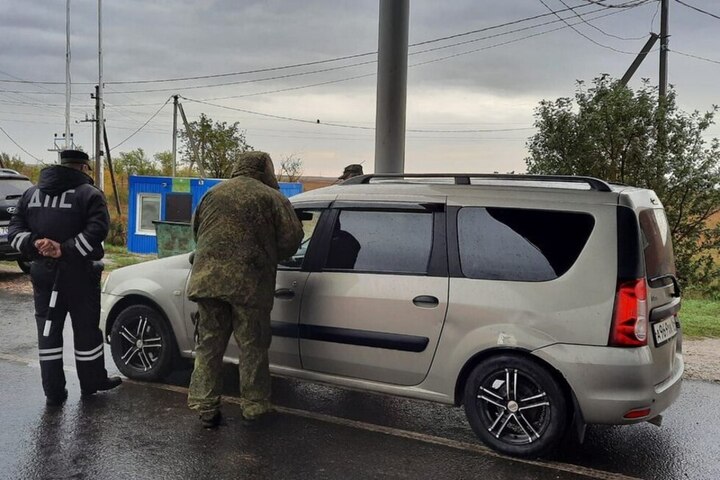 «Родина в опасности»: на границе Саратовской области и Казахстана сотрудники военкомата начали вручать повестки