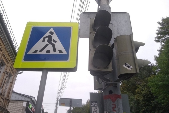 В Саратове на одном из оживленных перекрестков три часа не будет работать светофор
