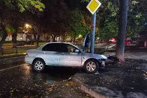 В Заводском районе «ГАЗель» врезалась в светофор, в Кировском иномарка наехала на световую опору: несколько человек в больнице 