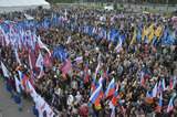 Тысячи саратовцев вновь пришли на митинг-концерт на Театральной площади