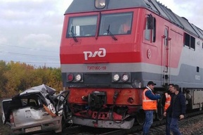 В Пугачевском районе тепловоз протаранил машину на переезде: погибли двое мужчин