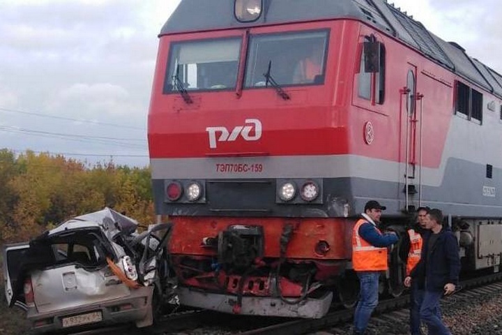 В Пугачевском районе тепловоз протаранил машину на переезде: погибли двое мужчин