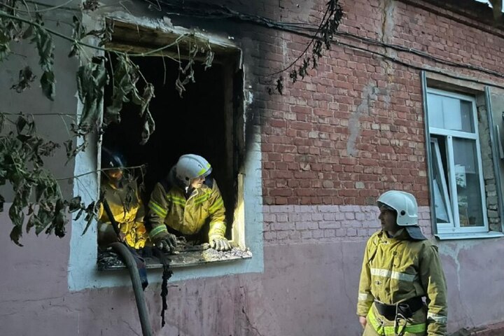 На пожаре в центре Саратова пострадала женщина