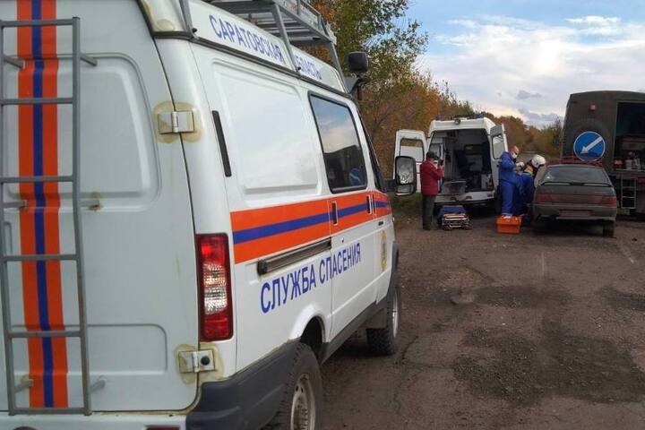 В Балашовском районе столкнулись легковушка и ЗИЛ: одного из водителей пришлось доставать с помощью специального оборудования