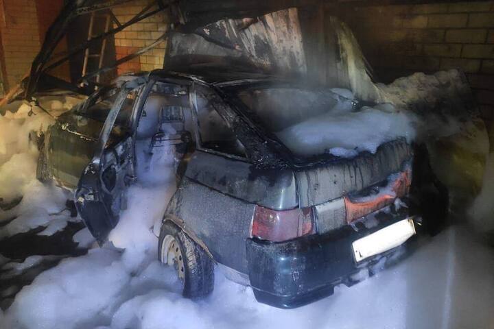 В Пугачеве отечественная легковушка врезалась в остановку и загорелась. Погибли три человека