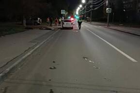 Ночью машина сбила молодого человека, который лежал на дороге: водитель скрылся 