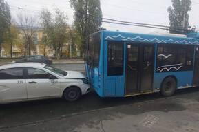 В Ленинском районе столкнулись отечественная легковушка и троллейбус: есть пострадавший 