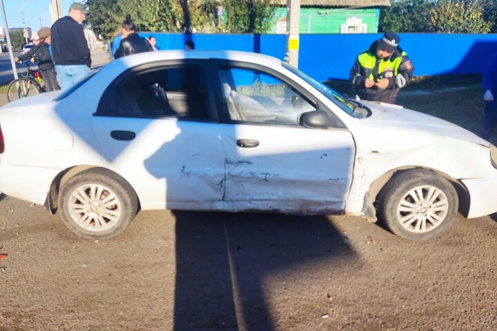 В Балаково столкнулись иномарка и отечественная легковушка: есть пострадавший