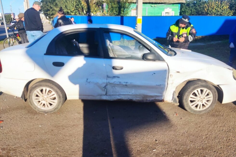 В Балаково столкнулись иномарка и отечественная легковушка: есть пострадавший