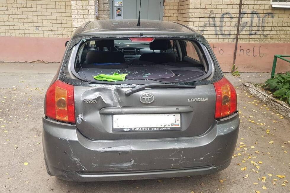 Пенсионер сбил молодого водителя иномарки в Саратове, в Новобурасском районе мужчина опрокинул машину на трассе