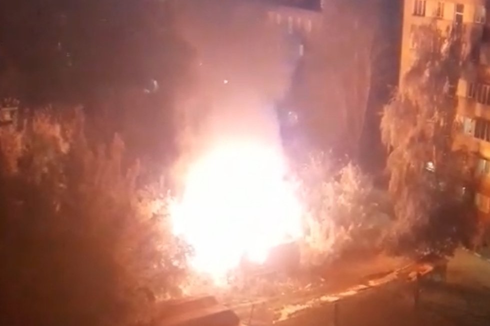 «Столб огня высотой до третьего этажа»: саратовцы сообщили о пожаре на 2-й Садовой
