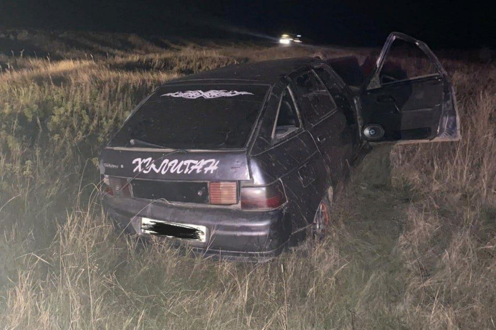 В Калининском районе пьяный «хулиган» сел за руль легковушки без прав и вылетел в кювет: он и его пассажир попали в больницу
