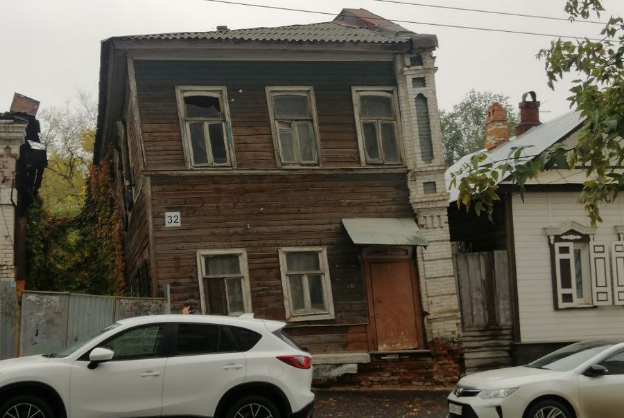 Жители Волжского района опасаются обрушения сильно накренившегося аварийного дома: чиновники за два дня так ничего и не сделали
